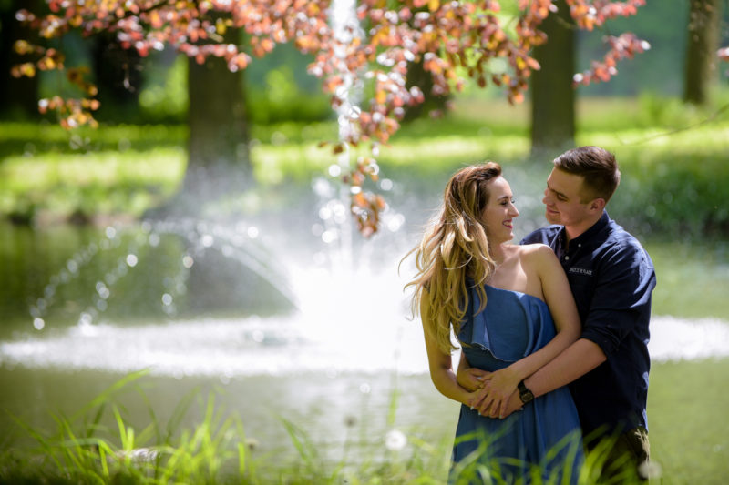 mężczyzna całuje kobietę z rozwianymi włosami