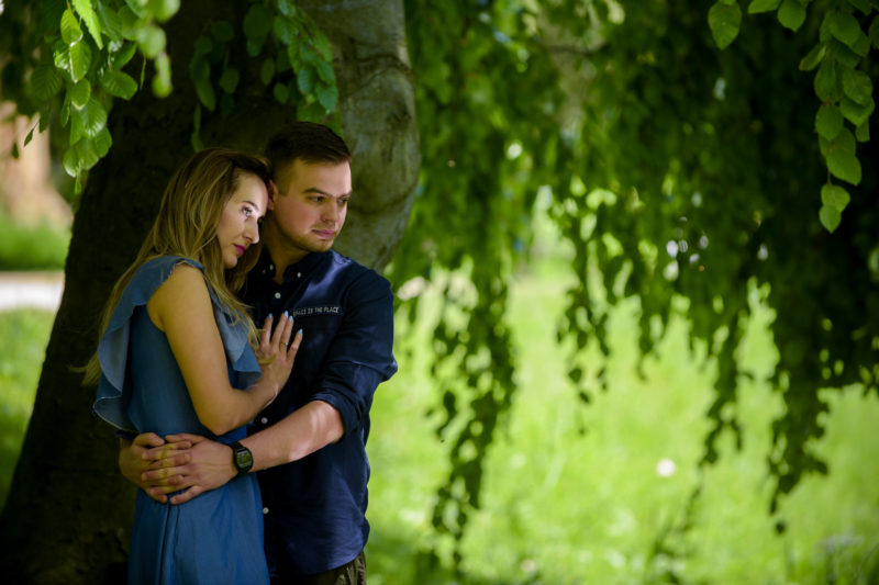 mężczyzna całuje kobietę z rozwianymi włosami