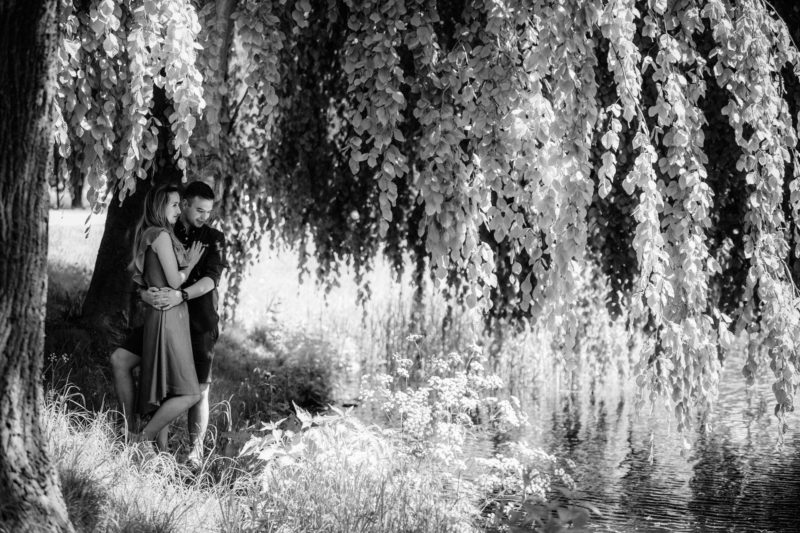 mężczyzna całuje kobietę z rozwianymi włosami