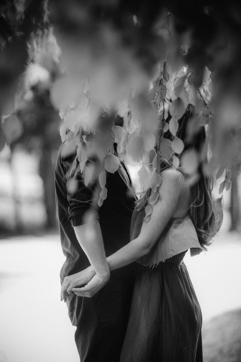 mężczyzna całuje kobietę z rozwianymi włosami