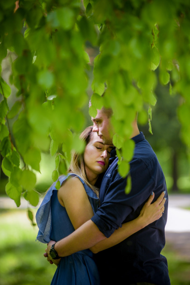 mężczyzna całuje kobietę z rozwianymi włosami