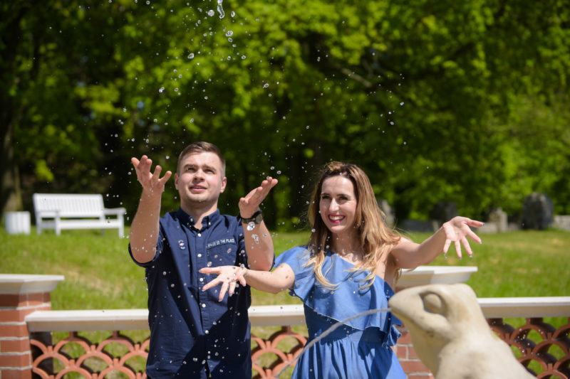 mężczyzna całuje kobietę z rozwianymi włosami