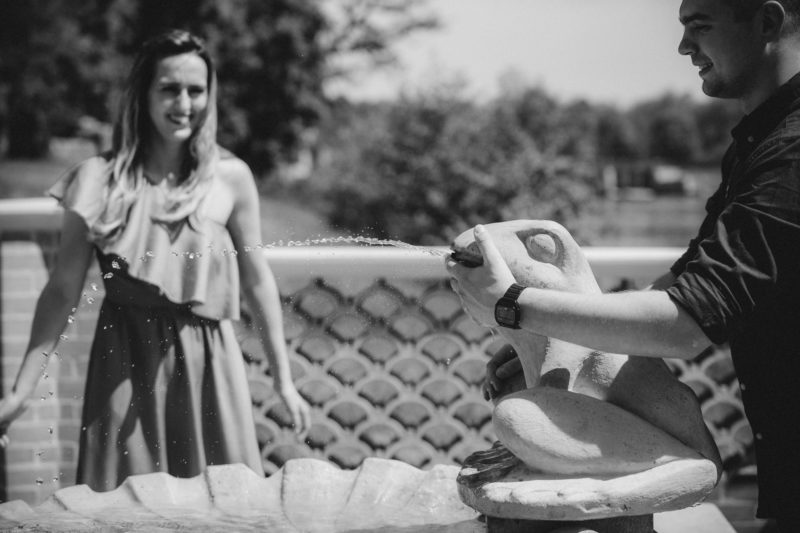 mężczyzna całuje kobietę z rozwianymi włosami