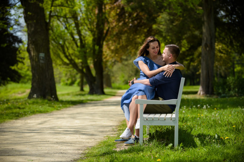 mężczyzna całuje kobietę z rozwianymi włosami