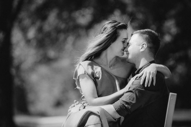 mężczyzna całuje kobietę z rozwianymi włosami