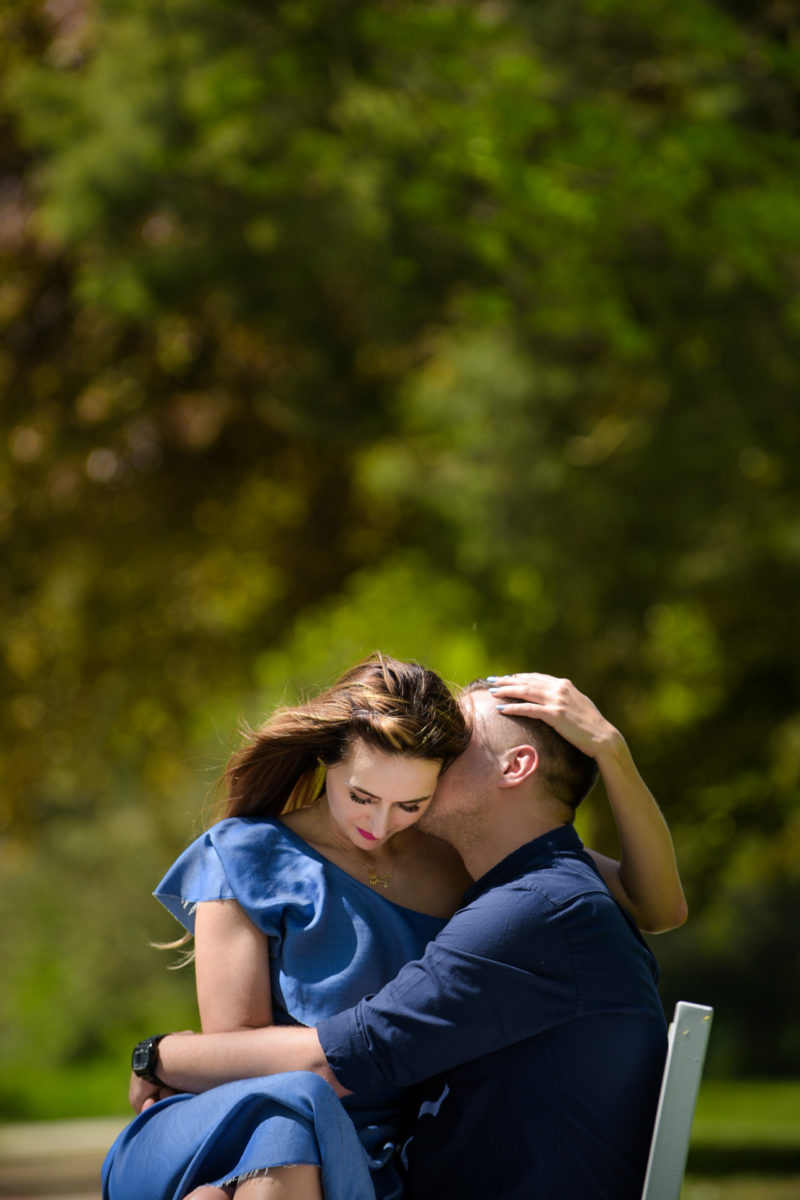 mężczyzna całuje kobietę z rozwianymi włosami