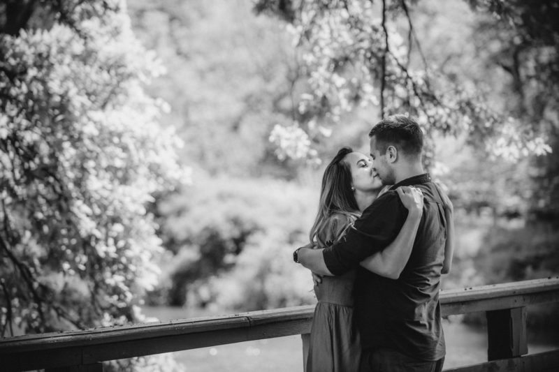 mężczyzna całuje kobietę z rozwianymi włosami