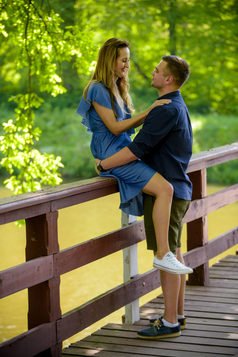 mężczyzna całuje kobietę z rozwianymi włosami