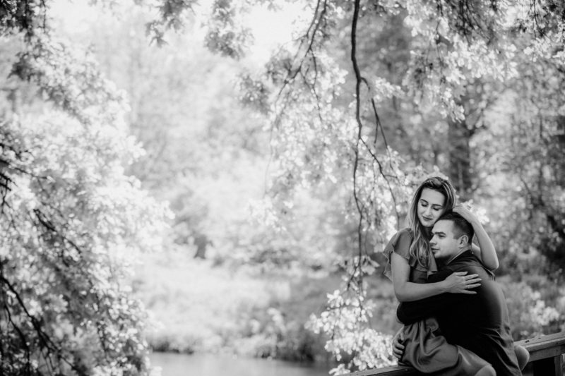 mężczyzna całuje kobietę z rozwianymi włosami