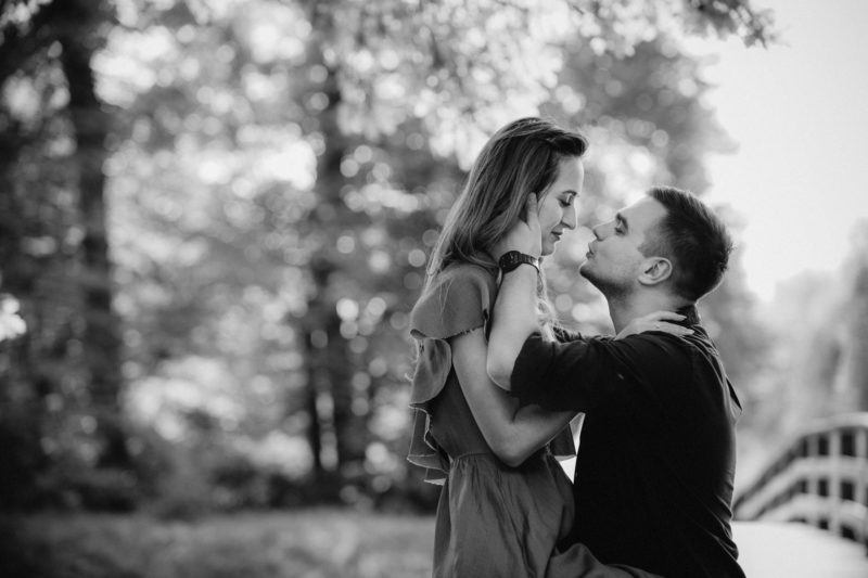 mężczyzna całuje kobietę z rozwianymi włosami