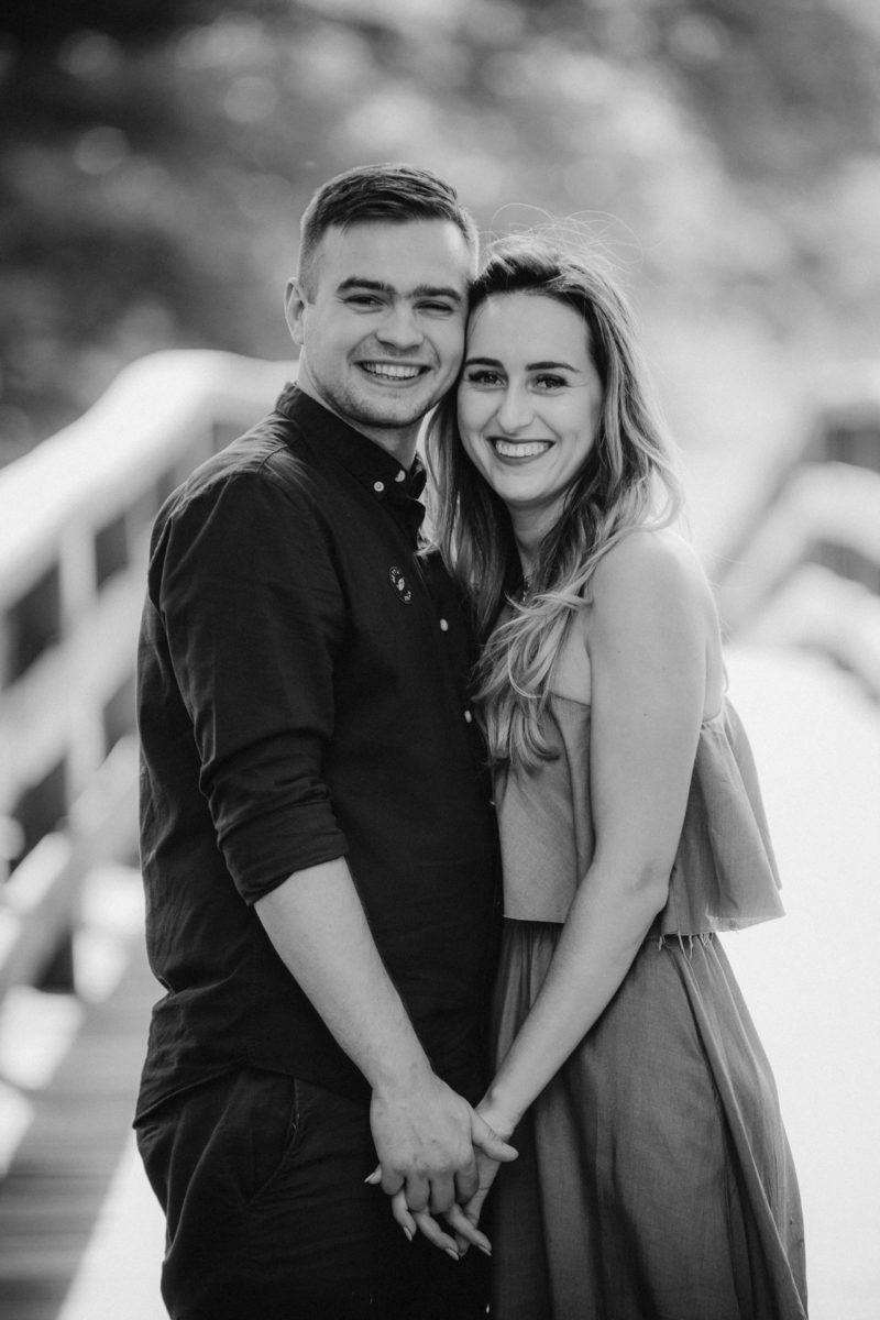 mężczyzna całuje kobietę z rozwianymi włosami