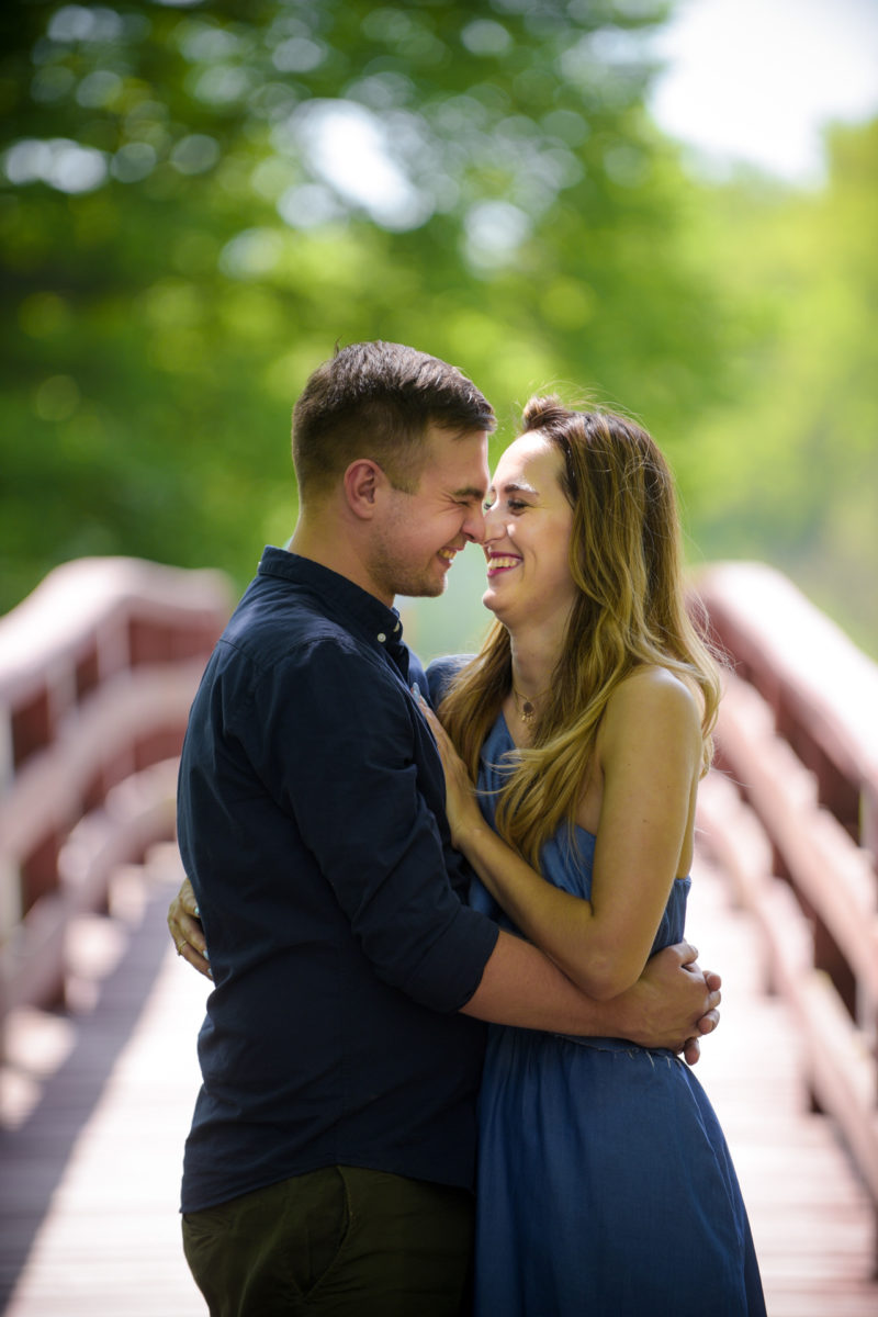 mężczyzna całuje kobietę z rozwianymi włosami