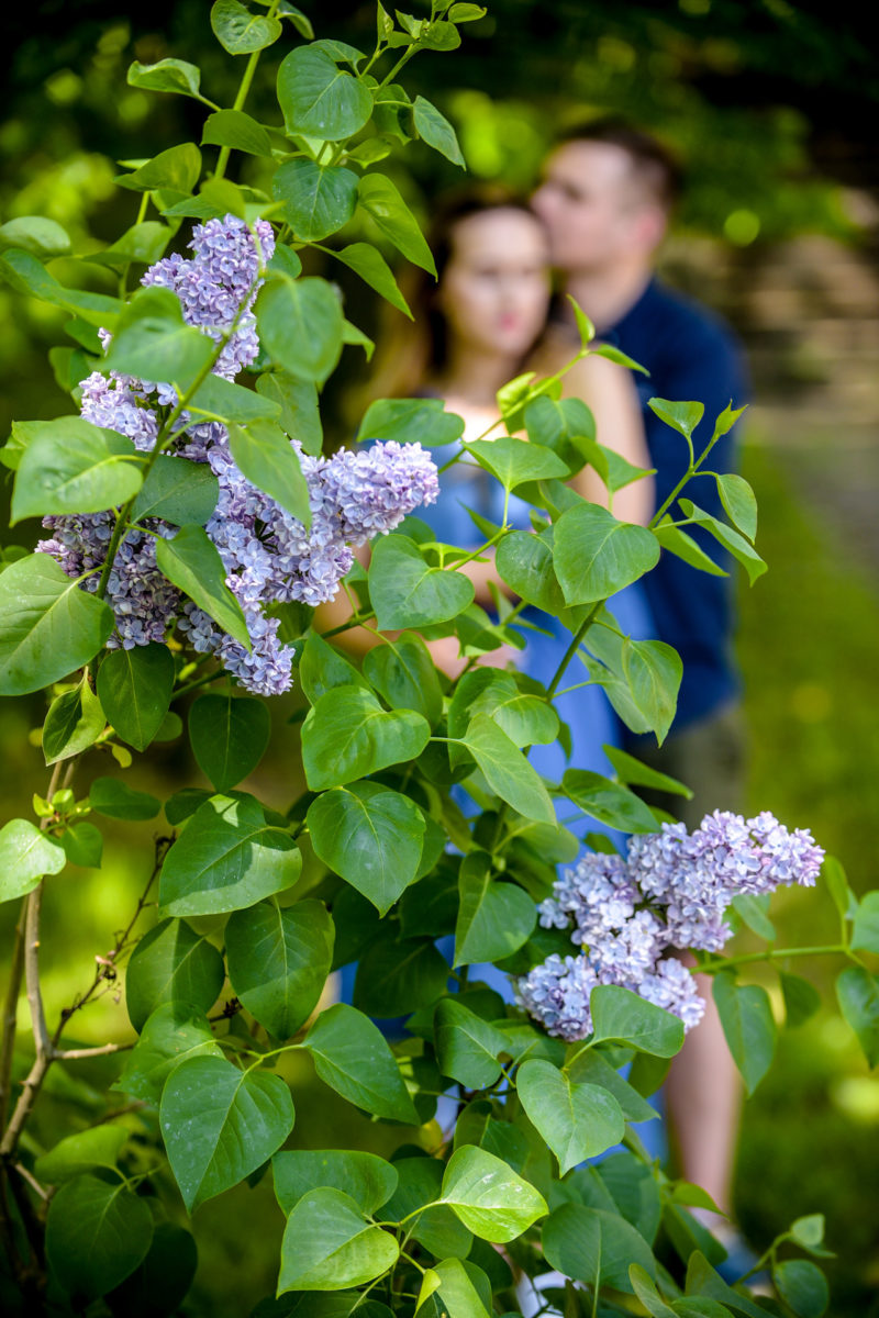 mężczyzna całuje kobietę z rozwianymi włosami