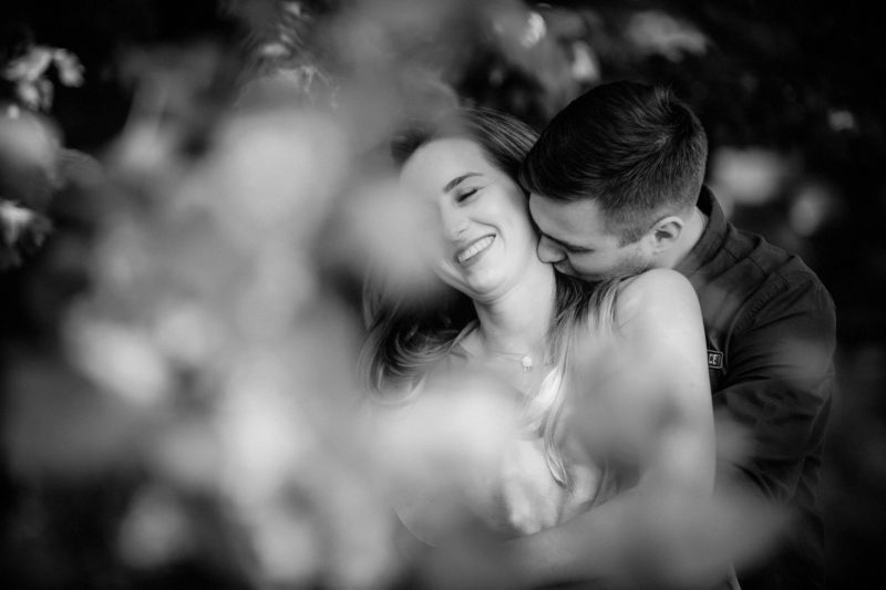 mężczyzna całuje kobietę z rozwianymi włosami