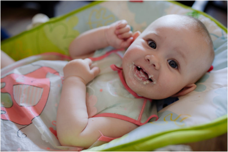 chrzest Wrocław fotografia chrzest Wrocłąw mała dziewczynka siedi na trwaie w parku