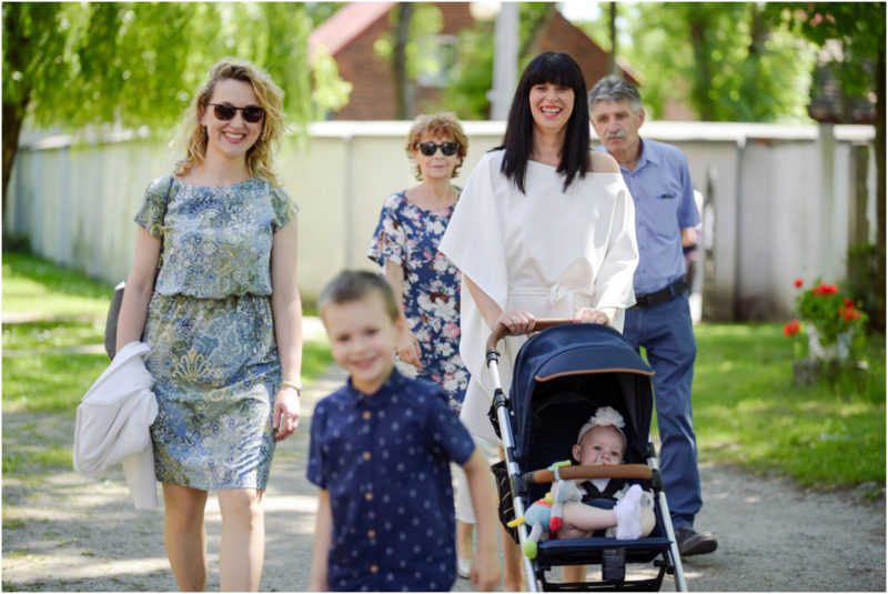 chrzest Wrocław fotografia chrzest Wrocłąw mała dziewczynka siedi na trwaie w parku