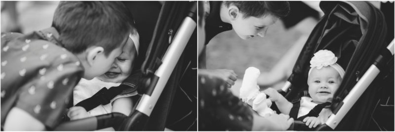 chrzest Wrocław fotografia chrzest Wrocłąw mała dziewczynka siedi na trwaie w parku