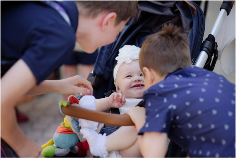 chrzest Wrocław fotografia chrzest Wrocłąw mała dziewczynka siedi na trwaie w parku