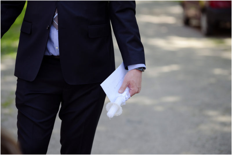 chrzest Wrocław fotografia chrzest Wrocłąw mała dziewczynka siedi na trwaie w parku