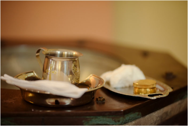 chrzest Wrocław fotografia chrzest Wrocłąw mała dziewczynka siedi na trwaie w parku