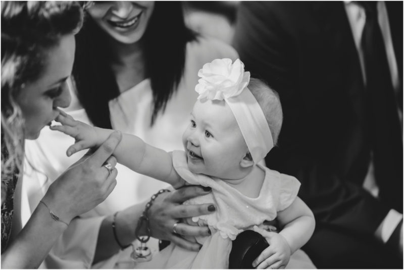 chrzest Wrocław fotografia chrzest Wrocłąw mała dziewczynka siedi na trwaie w parku