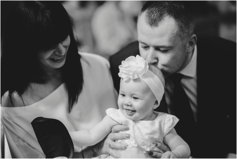 chrzest Wrocław fotografia chrzest Wrocłąw mała dziewczynka siedi na trwaie w parku