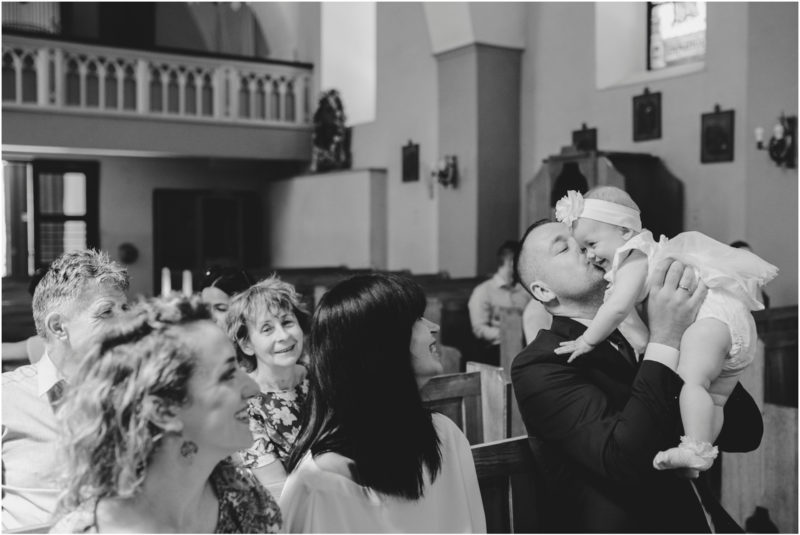 chrzest Wrocław fotografia chrzest Wrocłąw mała dziewczynka siedi na trwaie w parku