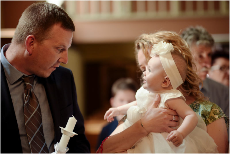 chrzest Wrocław fotografia chrzest Wrocłąw mała dziewczynka siedi na trwaie w parku