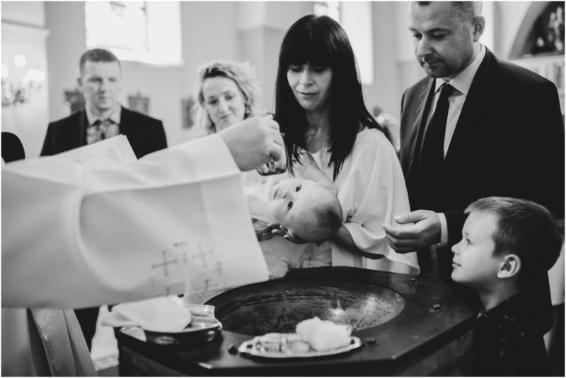 chrzest Wrocław fotografia chrzest Wrocłąw mała dziewczynka siedi na trwaie w parku