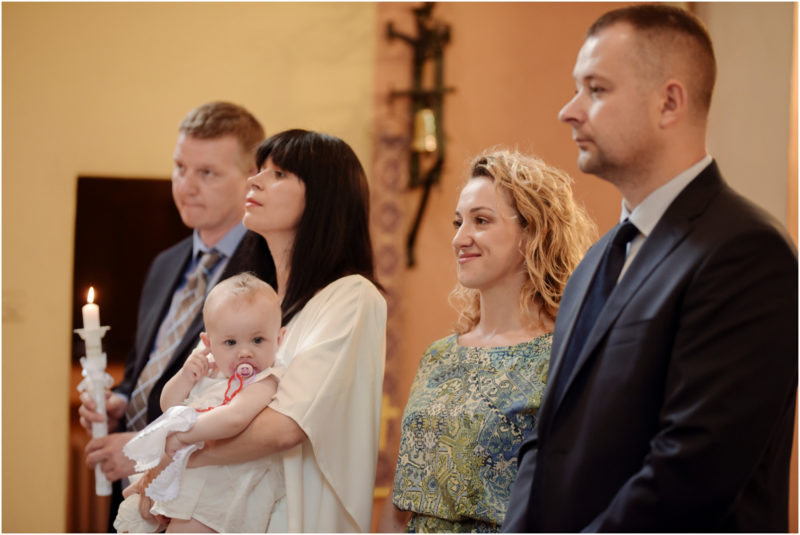 chrzest Wrocław fotografia chrzest Wrocłąw mała dziewczynka siedi na trwaie w parku