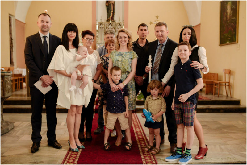 chrzest Wrocław fotografia chrzest Wrocłąw mała dziewczynka siedi na trwaie w parku