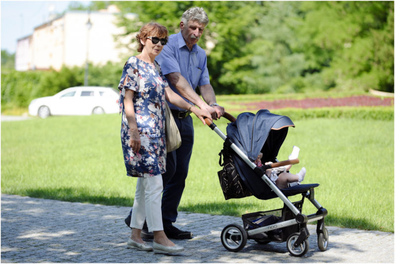 chrzest Wrocław fotografia chrzest Wrocłąw mała dziewczynka siedi na trwaie w parku