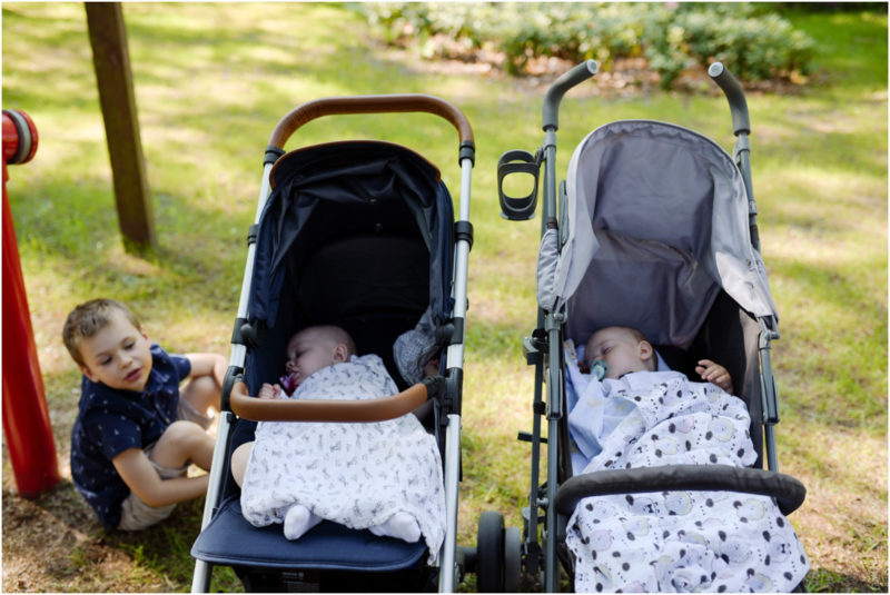 chrzest Wrocław fotografia chrzest Wrocłąw mała dziewczynka siedi na trwaie w parku