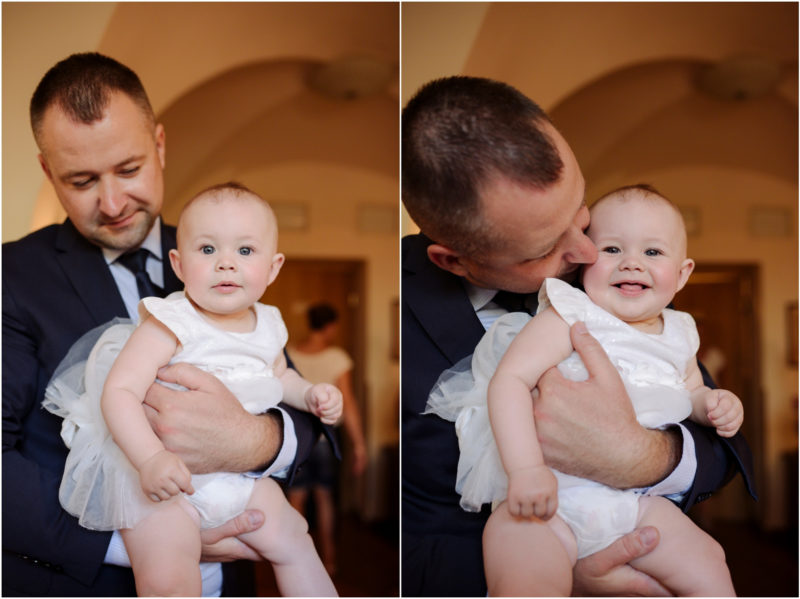 chrzest Wrocław fotografia chrzest Wrocłąw mała dziewczynka siedi na trwaie w parku