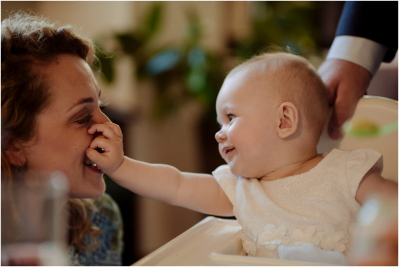 chrzest Wrocław fotografia chrzest Wrocłąw mała dziewczynka siedi na trwaie w parku