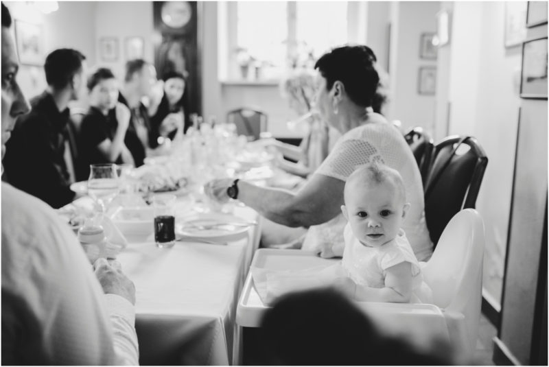 chrzest Wrocław fotografia chrzest Wrocłąw mała dziewczynka siedi na trwaie w parku