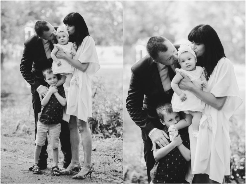 chrzest Wrocław fotografia chrzest Wrocłąw mała dziewczynka siedi na trwaie w parku