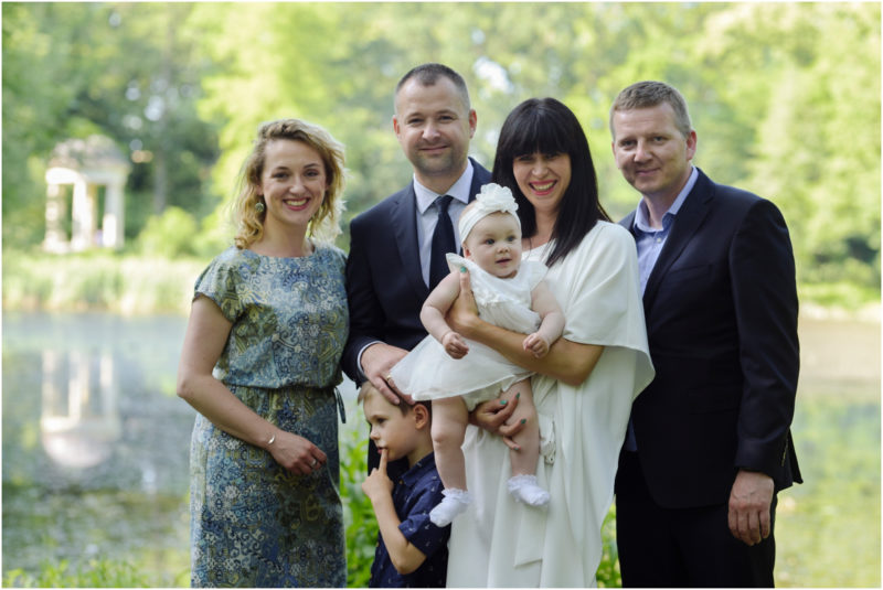 chrzest Wrocław fotografia chrzest Wrocłąw mała dziewczynka siedi na trwaie w parku