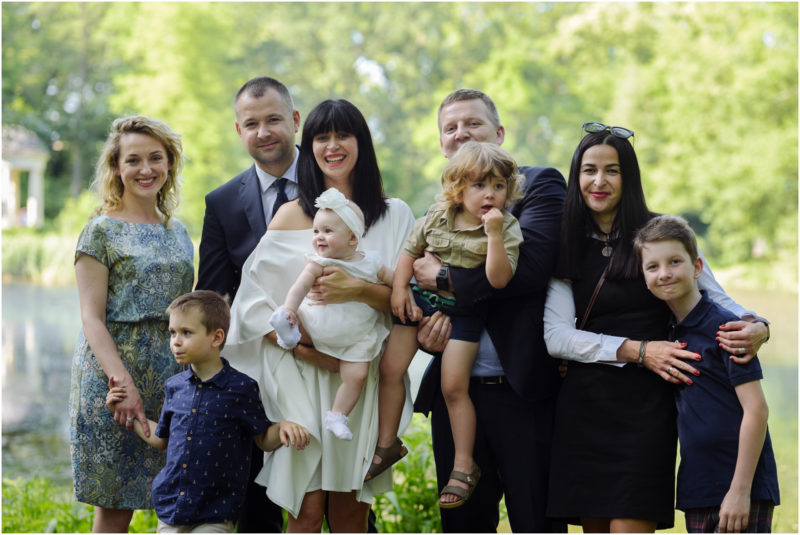 chrzest Wrocław fotografia chrzest Wrocłąw mała dziewczynka siedi na trwaie w parku