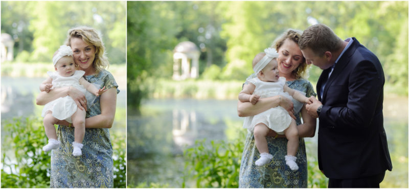 chrzest Wrocław fotografia chrzest Wrocłąw mała dziewczynka siedi na trwaie w parku