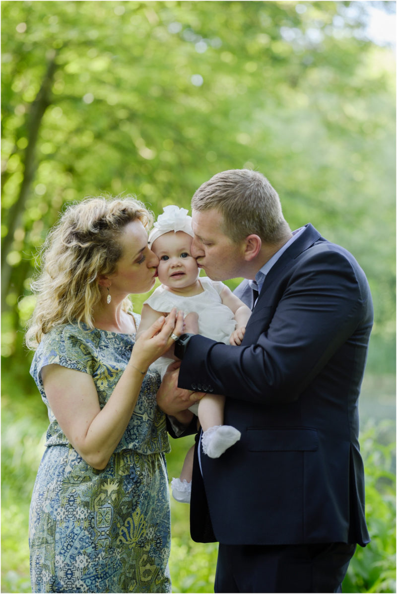 chrzest Wrocław fotografia chrzest Wrocłąw mała dziewczynka siedi na trwaie w parku