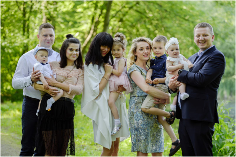 chrzest Wrocław fotografia chrzest Wrocłąw mała dziewczynka siedi na trwaie w parku