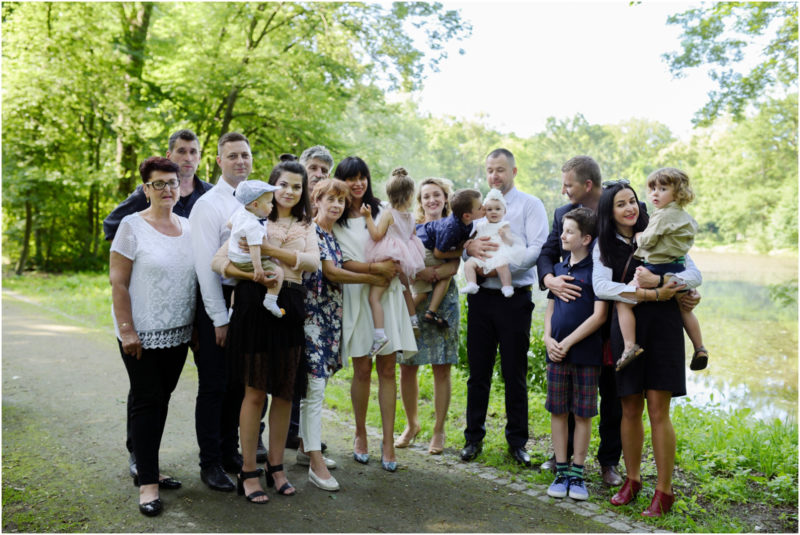 chrzest Wrocław fotografia chrzest Wrocłąw mała dziewczynka siedi na trwaie w parku