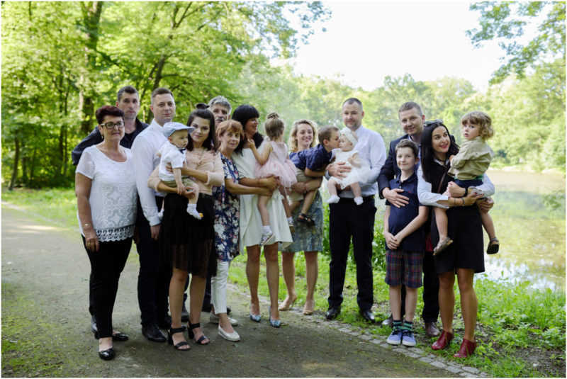 chrzest Wrocław fotografia chrzest Wrocłąw mała dziewczynka siedi na trwaie w parku