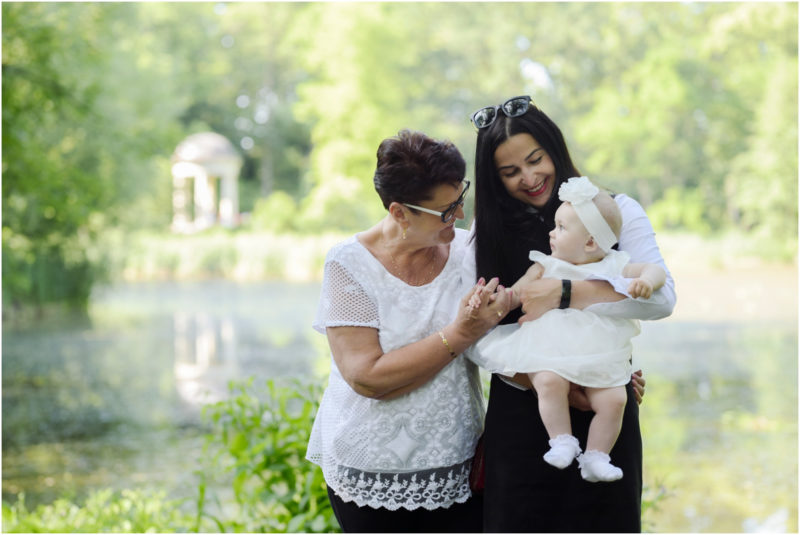 chrzest Wrocław fotografia chrzest Wrocłąw mała dziewczynka siedi na trwaie w parku