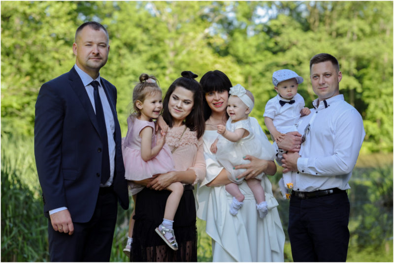 chrzest Wrocław fotografia chrzest Wrocłąw mała dziewczynka siedi na trwaie w parku