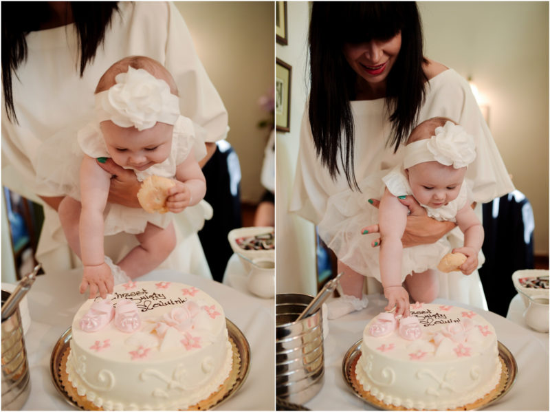 chrzest Wrocław fotografia chrzest Wrocłąw mała dziewczynka siedi na trwaie w parku