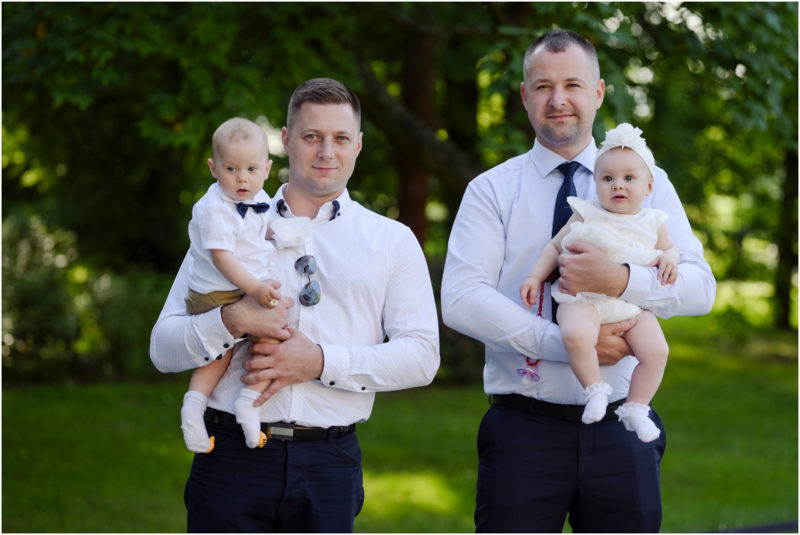 chrzest Wrocław fotografia chrzest Wrocłąw mała dziewczynka siedi na trwaie w parku