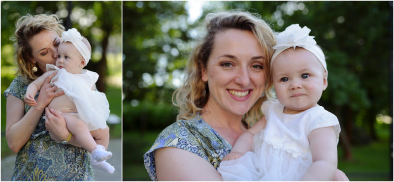 chrzest Wrocław fotografia chrzest Wrocłąw mała dziewczynka siedi na trwaie w parku