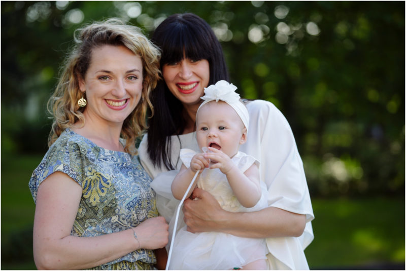 chrzest Wrocław fotografia chrzest Wrocłąw mała dziewczynka siedi na trwaie w parku